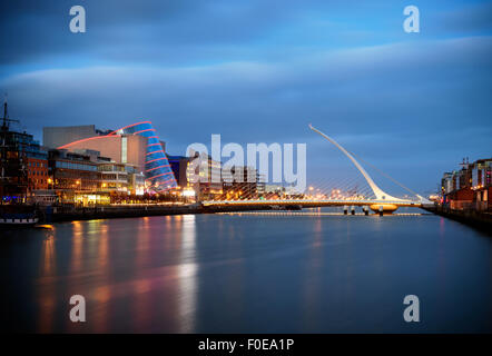 Samuel Beckett Bridge est un pont à haubans à Dublin, se joint à Sir John Rogerson's Quay sur le côté sud de la rivière Liffey Banque D'Images