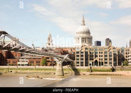La Cathédrale St Paul, donnant sur le pont du Millénaire, au centre de Londres. Banque D'Images