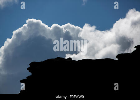 La silhouette de la falaise du Kukenan Roraima tepui ou avec des nuages et ciel bleu. Gran Sabana. Venezuela 2015. Banque D'Images