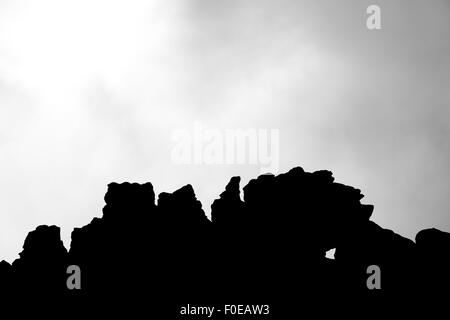 La silhouette de la falaise du Mont Roraim Kukenan tepui ou avec des nuages et du ciel. Composition en noir et blanc. Gran Sabana Banque D'Images