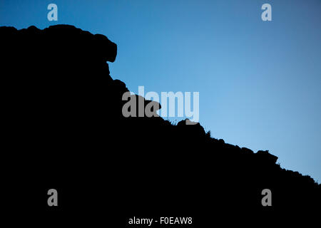 La silhouette de la falaise du Kukenan Roraima tepui ou avec des nuages et ciel bleu. Gran Sabana. Venezuela 2015. Banque D'Images