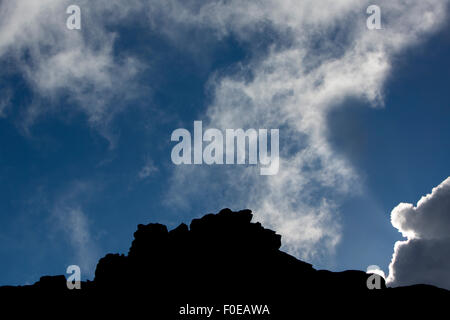 La silhouette de la falaise du Kukenan Roraima tepui ou avec des nuages et ciel bleu. Gran Sabana. Venezuela 2015. Banque D'Images