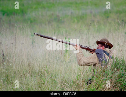 Reconstitution de bataille de Gettysburg, soldat confédéré mousquet tir Banque D'Images