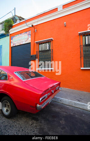 Vieille voiture américaine garée dans la vieille ville coloniale de Ciudad Bolivar. Le Venezuela. Le 9 avril 2015. Banque D'Images
