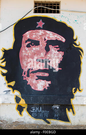 Graffitis colorés du portrait de Che Guevara peint sur un mur de Pampatar. Le Venezuela Banque D'Images