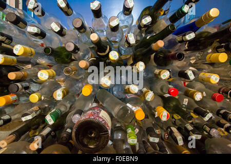 Vue de dessus de bouteilles en verre de rhum vide prêt pour le recyclage dans l'île de Margarita, Venezuela 2015. Banque D'Images