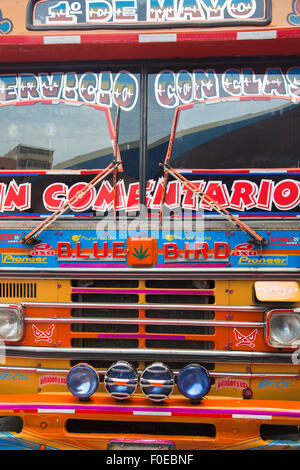Close up of orange colorée typique sud-américain d'autobus public vintage avec plein de décorations sur le devant. Puerto La Cruz. Banque D'Images