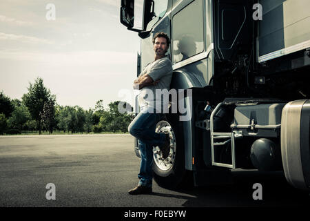 Chauffeur de camion avec remorque de tracteur Banque D'Images