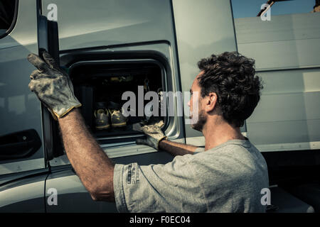 Chauffeur de camion avec remorque de tracteur Banque D'Images