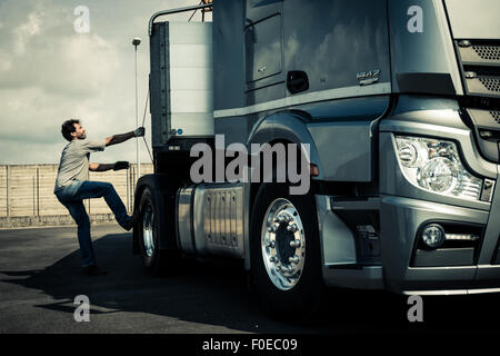 Chauffeur de camion avec remorque de tracteur Banque D'Images