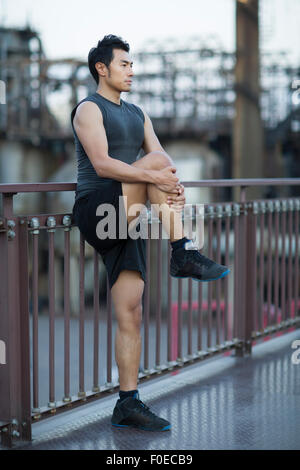 Jeune homme exercising outdoors Banque D'Images