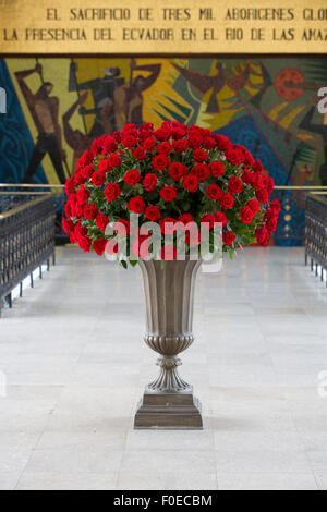 Grand bouquet de roses rouges dans un vase en pierre à Quito. L'Équateur. Banque D'Images