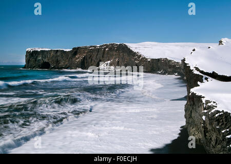 Dyrhólaey péninsule dans le sud de l'Islande avec exposition longue durée Banque D'Images