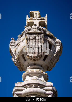 SINTRA, PORTUGAL - 07 MARS 2015 : haut de la fontaine gothique à l'extérieur de l'hôtel de ville médiéval de Sintra Banque D'Images