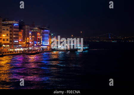 Vue depuis le pont de Galata à Istanbul par nuit, Turquie Banque D'Images