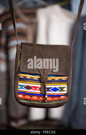 Sac en cuir et laine fait main en vente à la piscine en plein air au marché artisanal d'Otavalo. Banque D'Images