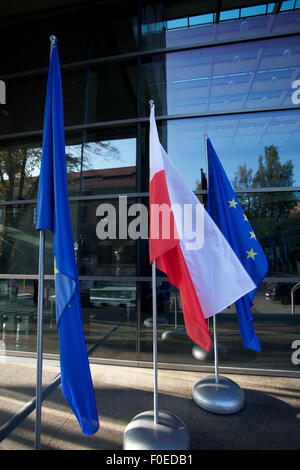 L'Europe et les drapeaux polonais flottant dans une conférence européenne en Pologne avec windows dans l'arrière-plan Banque D'Images