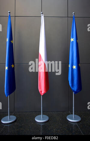 L'Europe et les drapeaux polonais flottant dans une conférence européenne en Pologne avec un fond neutre Banque D'Images