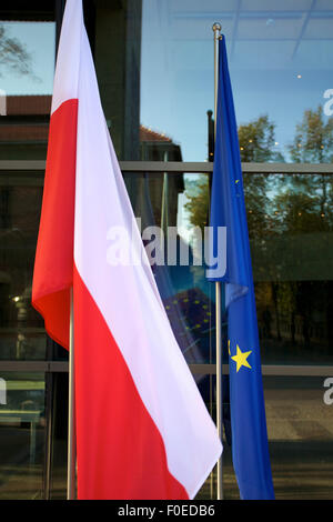 Drapeaux européens et polonais flottant dans une conférence européenne en Pologne avec windows dans l'arrière-plan Banque D'Images