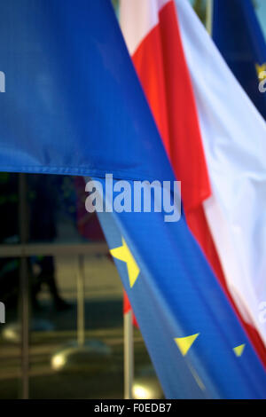 L'Europe et les drapeaux polonais flottant dans une conférence européenne en Pologne avec windows dans l'arrière-plan Banque D'Images