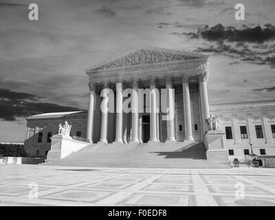 Bâtiment de la Cour suprême extérieur avec Ciel de coucher du soleil en noir et blanc. Banque D'Images