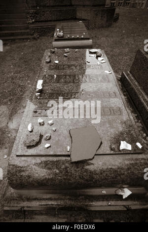 Poznanski tombe à l'ancien cimetière juif de Lodz, Pologne. Le cimetière est le plus grand de son genre en Europe Banque D'Images