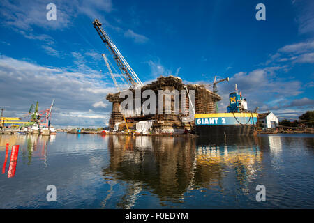 Plate-forme pétrolière d'au chantier naval de Gdansk en construction avec un ciel bleu en arrière-plan. Banque D'Images