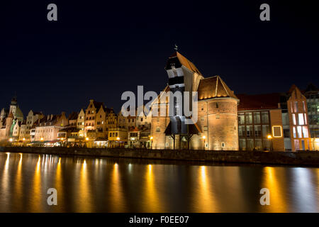 La vieille ville de Gdansk dans la nuit par la rivière Motlawa, Pologne 2013. Banque D'Images