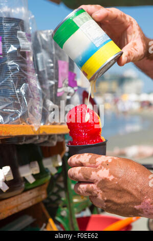 Les fruits et la crème glacée en action du vendeur à Bocagrande Beach, Cartagène, Colombie Britannique. Banque D'Images