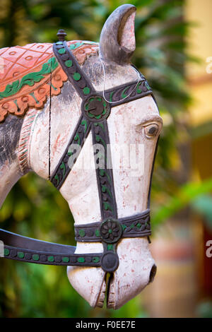 Ancienne tête de cheval en bois sculpté à l'arrière-plan flou. Cartagena, Colombie, 2014. Banque D'Images