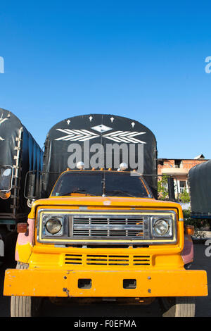 Old vintage jaune camionnette à Santa Marta, Colombie Banque D'Images