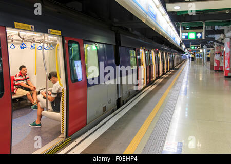 Kowloong, Hong Kong - Août 13,2015 : les navetteurs à l'intérieur d'un train de l'examen à mi-parcours de Hong Kong, le moyen de transport le plus populaire Banque D'Images