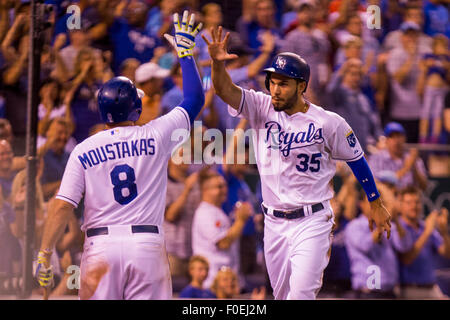 Kansas City, Missouri, États-Unis. Août 13, 2015. Eric Hosmer # 35 des Royals de Kansas City célèbre avec son équipe après avoir marqué dans la huitième manche au cours de la MLB match entre les Los Angeles Angels et les Royals de Kansas City à Kauffman Stadium de Kansas City MO Crédit : Cal Sport Media/Alamy Live News Banque D'Images