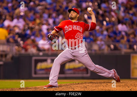 Kansas City, Missouri, États-Unis. Août 13, 2015. Jose Alvarez # 48 de la Los Angeles Angels emplacements dans la huitième manche au cours de la MLB match entre les Los Angeles Angels et les Royals de Kansas City à Kauffman Stadium de Kansas City MO Crédit : Cal Sport Media/Alamy Live News Banque D'Images