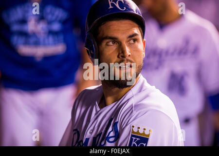 Kansas City, Missouri, États-Unis. Août 13, 2015. Eric Hosmer # 35 des Royals de Kansas City célèbre avec son équipe après avoir marqué dans la huitième manche au cours de la MLB match entre les Los Angeles Angels et les Royals de Kansas City à Kauffman Stadium de Kansas City MO Crédit : Cal Sport Media/Alamy Live News Banque D'Images