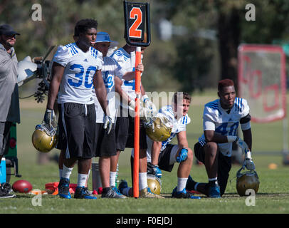 San Bernardino, CA. 10 août, 2015. Le secondeur de l'UCLA(30) Myles Jack prend une pause pendant le premier jour de la pratique de l'automne le lundi, Août 10, 2015 à Cal State College de San Bernardino, San Bernardino, en Californie. (Crédit obligatoire : Juan Lainez/MarinMedia.org/Cal Sport Media) (photographe complet, et de crédit requis) © csm/Alamy Live News Banque D'Images