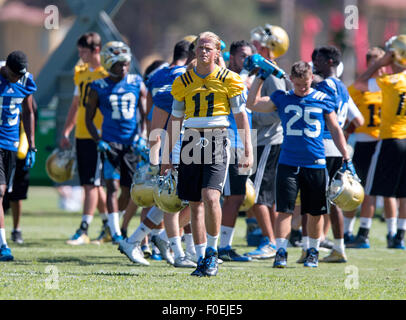 San Bernardino, CA. 10 août, 2015. Le quart-arrière de l'UCLA (11) Jerry Neuheisel prend une pause pendant le premier jour de la pratique de l'automne le lundi, Août 10, 2015 à Cal State College de San Bernardino, San Bernardino, en Californie. (Crédit obligatoire : Juan Lainez/MarinMedia.org/Cal Sport Media) (photographe complet, et de crédit requis) © csm/Alamy Live News Banque D'Images