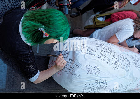 Sydney, Australie - le 14 août 2015 : Cesser d'imposer ma période' rallyes auront lieu à Hobart, Sydney, Melbourne, Canberra et Sydney 'Stop à imposer mes règles !" Pétition en ligne à réduire la taxe de vente de tampons, de l'Australie a attiré l'attention de l'Australie est trésorier fédéral au cours d'un débat télévisé. Credit : MediaServicesAP/Alamy Live News Banque D'Images