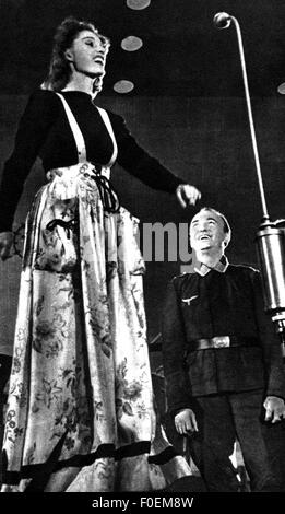 Andersen, Lale, 23.3.1905 - 29.8.1972, chanteuse-actrice allemande, mi-longueur, se présentant à un événement de divertissement de troupe de la Wehrmacht, vers 1942, Banque D'Images