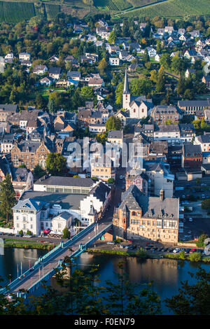 Voir l'ensemble de Traben-Trarbach et la Moselle, vallée de la Moselle, Rhénanie-Palatinat, Allemagne Banque D'Images