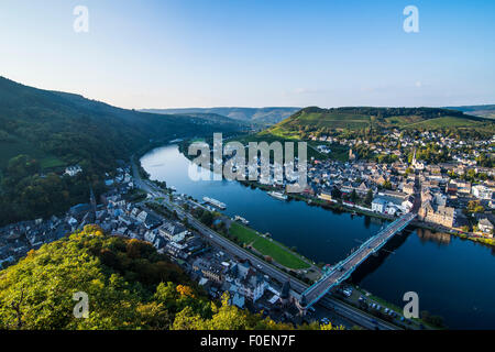 Voir l'ensemble de Traben-Trarbach et la Moselle, vallée de la Moselle, Rhénanie-Palatinat, Allemagne Banque D'Images