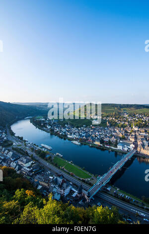 Voir l'ensemble de Traben-Trarbach et la Moselle, vallée de la Moselle, Rhénanie-Palatinat, Allemagne Banque D'Images