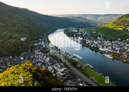 Voir l'ensemble de Traben-Trarbach et la Moselle, vallée de la Moselle, Rhénanie-Palatinat, Allemagne Banque D'Images