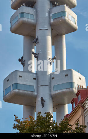 La tour de télévision de sculptures de bébés rampants par l'artiste David Černý, Prague, République Tchèque Banque D'Images