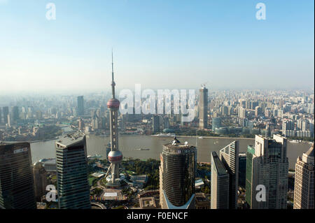 Vue depuis la tour Jin Mao avec gratte-ciel Oriental Pearl TV Tower, la rivière Huangpu, Pudtog, Shanghai, Chine Banque D'Images