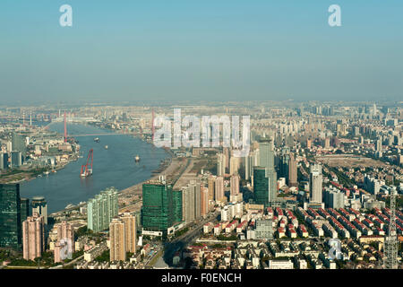 Voir à partir de la tour Jin Mao, la rivière Huangpu, Pudtog, Shanghai, Chine Banque D'Images