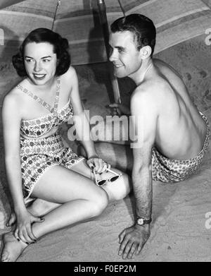 Personnes, couples, années 1950, jeune couple sur la plage, années 1950, droits additionnels-Clearences-non disponible Banque D'Images