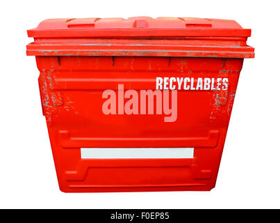 Bac de recyclage industriel rouge sur un fond blanc. Banque D'Images