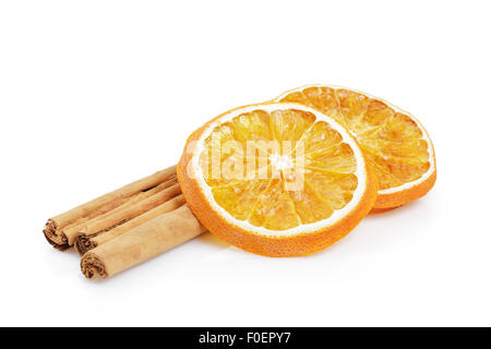 Les oranges séchées avec de la cannelle, isolated on white Banque D'Images