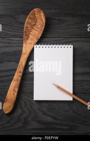 Vide simple bloc-notes sur la table de bois rustique, l'arrière-plan Banque D'Images